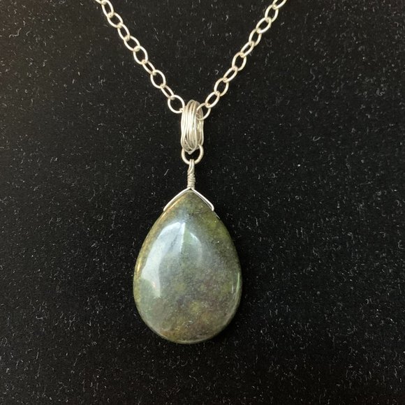 Serpentine Necklace. Beautiful green pendant on a silver chain. 16"-18" necklace - Picture 2 of 5